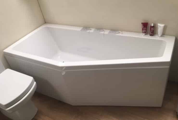 Space Saver Bath A space saver bath design.