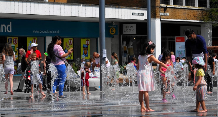 A photograph of fountains. Queens Square, Crawley