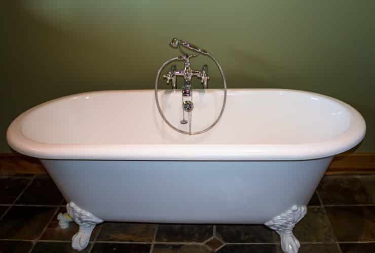 A roll-top bath with an oval bath shape.