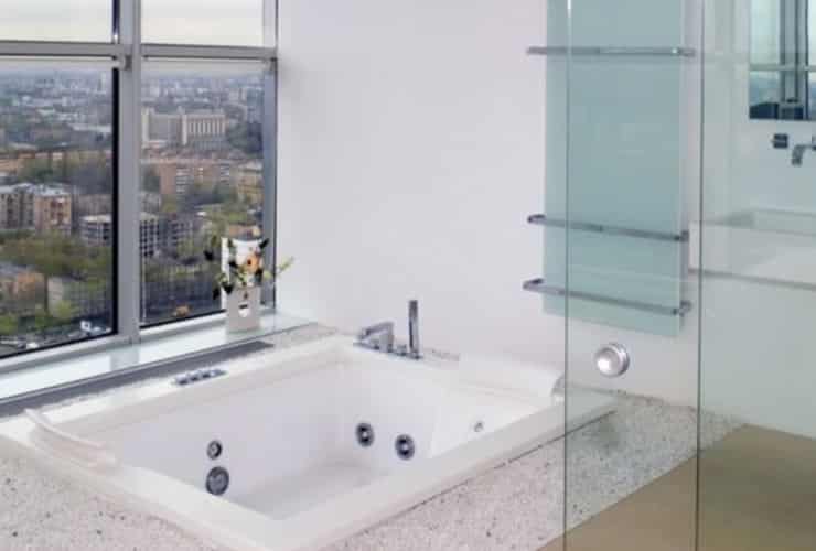 A sunken square bath in an apartment.